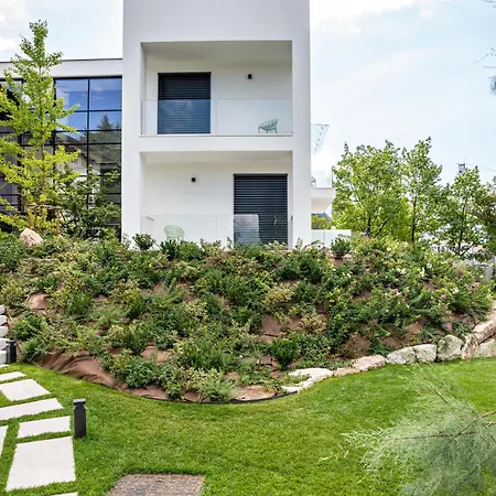 Midum Family Garden Apartment